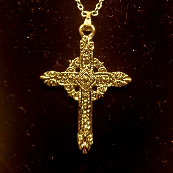 Cross pendent with chain - Picture 2 of 5